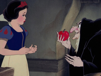 La strega cattiva porge la mela avvelenata a Biancaneve (1937)