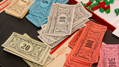 Se nasceste nos anos 1990, foste alimentado com a papa Cerelac, Nestum e vias certamente os desenhos animados na RTP2. Viveste a promessa de que um canudo académico era o bilhete dourado para a Fábrica de Chocolate da estabilidade e que uma caneta seria certamente mais leve que um cabo de uma esfregona.
Pois bem, bem-vindo à realidade, onde o Willy Wonka é um senhorio com mau feitio e o chocolate sofre de inflação