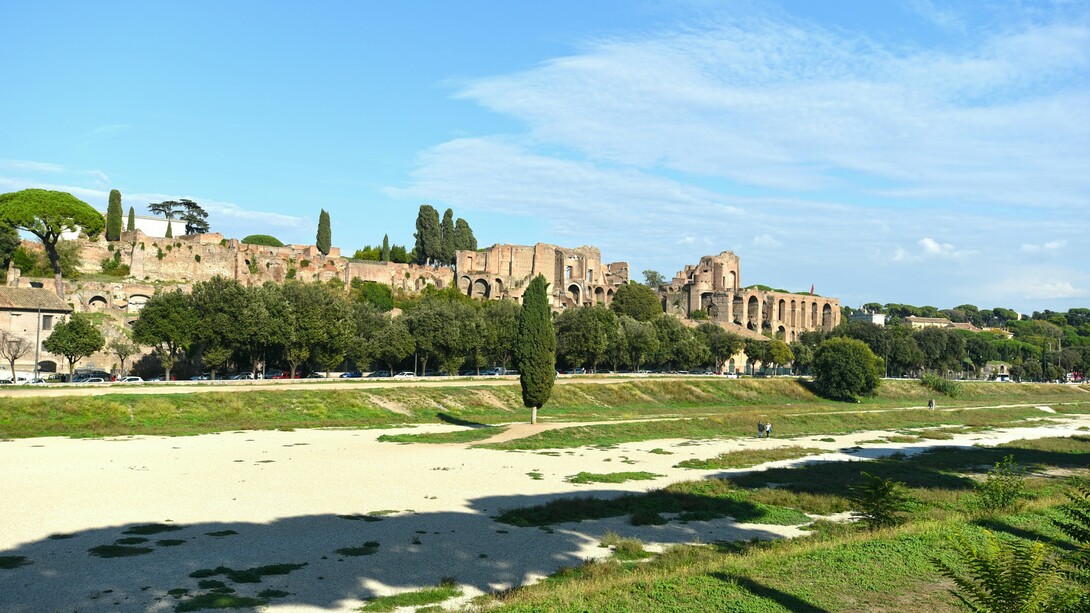 Circo Massimo, Roma, Italia. In questo grandioso complesso sportivo vennero organizzate anche delle naumachie, ovvero delle battaglie navali. Si inondava l’arena con l’acqua proveniente dal vicino Tevere e venivano simulati dei combattimenti navali durante i quali si affrontavano due squadre composte da prigionieri di guerra condannati a morte o da gladiatori