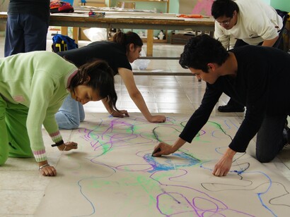Uryan Lozano en un taller con personas con capacidades diferentes. Foto: Maya C. 2011