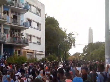 Sería muy triste que la isla oscilase desde el fracasado centralismo exacerbado que ha padecido en estas décadas hacia un capitalismo salvaje como el que exhibe la potencia del Norte. Manifestantes protestan en las calles de La Habana,2021, Cuba