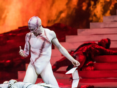 Steven McRae dà vita al demone di Mary Shelley