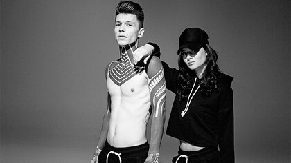 Modelos usando as mesmas roupas. A moda de gênero emergiu como um movimento cultural e social significativo