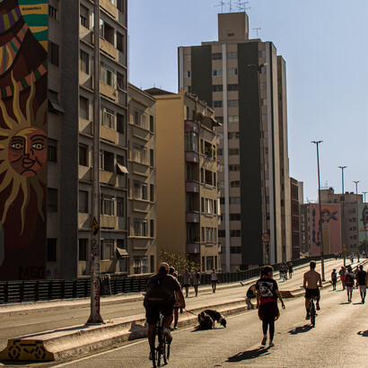Ciclistas e pedestres no calçadão do minhocão de São Paulo, Brasil