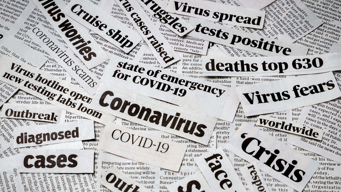 Recortes de periódicos sobre la pandemia de COVID-19