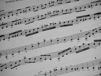 Partitura musical. Las canciones tienden a involucrar la activación de múltiples sistemas sensoriales y emocionales