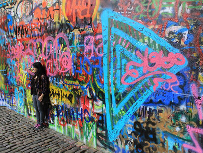 Muro de John Lennon, un memorial a su figura y monumento a la libertad de expresión y a la rebelión no violenta