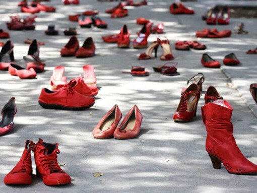 L'opera dell'artista messicana Elina Chauvet  "Zapatos Rojas" è diventata simbolo della Giornata contro la violenza sulle donne