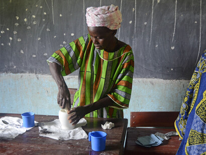 Mujer trabajando en un remedio natural contra la malaria