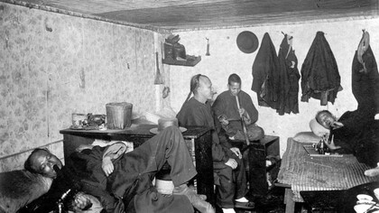 Fumadero de opio en una casa de huéspedes china en San Francisco (c. 1890)
