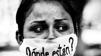Una mujer se manifiesta en México en protesta por las desapariciones de personas