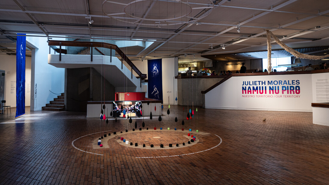 Julieth Morales, Namui nu pirꝋ [Nuestro territorio], vista de exhibición. Cortesía de MAMBO