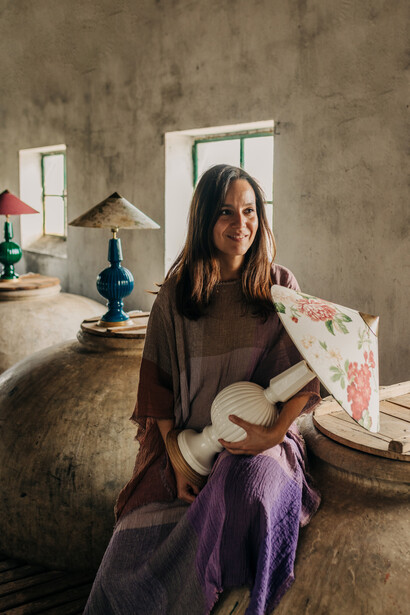 Dánae Marín, fundadora de Can Betelgeuse Studio, en el taller de Manises, Valencia (España)