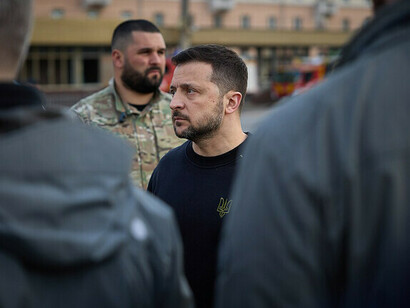 Volodymyr Zelenskyy visitó Dnipro, Ucrania, para agradecer a los equipos de rescate por su heroica respuesta al ataque ruso el 19 de abril de 2024