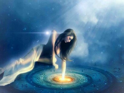 Uma mulher tocando a luz