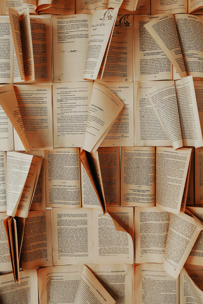 El lenguaje es una arquitectura porosa: no encierra, sino que abre pasajes hacia lo desconocido