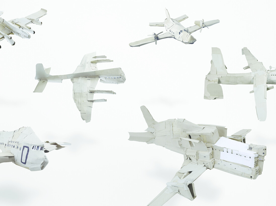 Hans-Jörg Georgi, ensemble de 6 avions, carton, 23 × 120 × 93 cm. Collection abcd