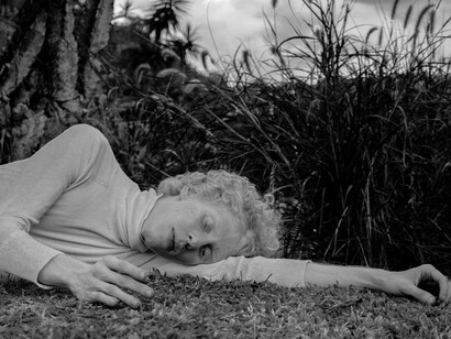 Mujer en el suelo, sin fuerzas