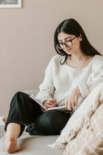 Essa coletânea de pensamentos pessoais, tornou-se o livro chamado “Meditações”, o qual até hoje é considerado uma leitura atemporal, devido a sua profundidade e relevância prática, apesar de não ter sido escrito com o intuito de publicação pelo próprio autor