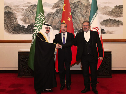 Wang Yi, centro, el principal funcionario de política exterior de China, con Ali Shamkhani, a la derecha, secretario del consejo de seguridad de Irán, y Musaad al-Aiban, ministro de Estado de Arabia Saudita, en Beijing el 10 de marzo de 2023