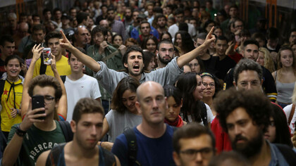 Manifestación en Barcelona durante la huelga general del martes 3 de octubre en protesta por la actuación policial durante el 1-O