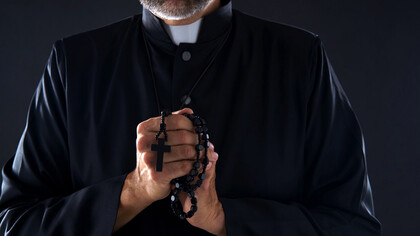 Atenor Carrillo se muere de risa, eleva su mirada al firmamento y con un dejo de complicidad, le guiña el ojo izquierdo al cielo