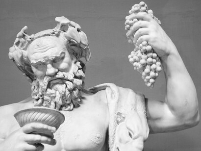 Strinse Dioniso tra le dita i frutti maturi che pendevano dal tralcio ritorto