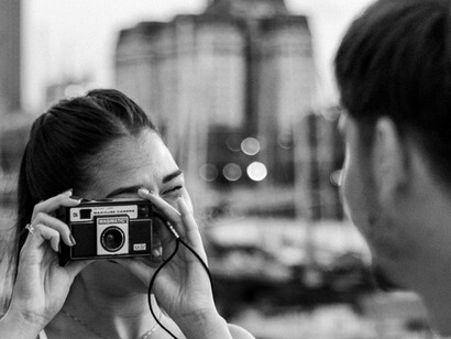 Mulher fotografa parceiro. Muitas vezes ela se arrependia e muito da noite, mas ela não era mesmo boa em dizer não. Naquele dia, já cansada e sem conseguir entender o que acontecia. Porque será que os homens não se interessavam em continuar saindo e conhecendo ela?