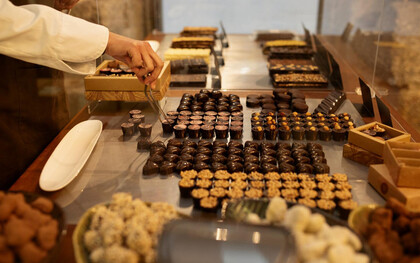 La historia de Yam Yam Cacao es inseparable de la trayectoria de Tati Spitaleri, una chocolatera que transformó su vínculo con el cacao en un proyecto íntimo, artesanal y profundamente humano