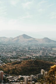 El moderno horizonte de Santiago de Chile, enmarcado por la Cordillera de los Andes, simboliza el esfuerzo del país por preservar su independencia estratégica en un mundo de potencias rivales