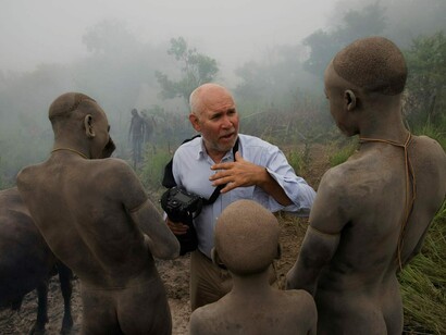 Steve McCurry, Steve McCurry che parla con un uomo della tribù Surma, Omo Valley, Ethiopia, 2012