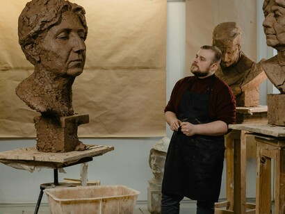 Escultor. Tocar é a nova visão. As obras, mudas, assistem à decadência da contemplação. Ser tocado é o novo ser visto