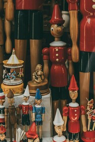 Una serie di fantocci di legno di pinocchio in una vetrina