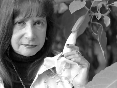 La infancia de Marosa en el entorno rural de Salto, rodeada de huertas y árboles frutales, influyó profundamente en su universo literario