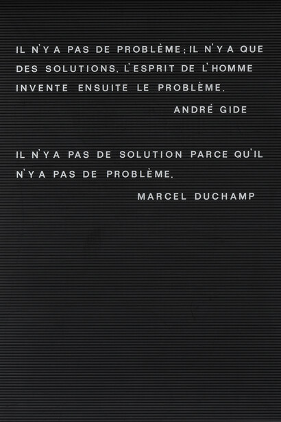 Bethan Huws, Untitled (Il n’y a pas de problème…), 2013, Aluminium, glass, rubber, plastic letters, 100 x 75 x 4.5 cm, Courtesy of the artist, Copyrights Bethan Huws & A.D.A.G.P. Paris, 2015, Photograph : Charles Duprat