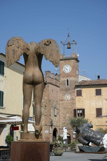 Igor Mitoraj in Lajatico, exhibition view. Courtesy of Galleria d'Arte Contini
