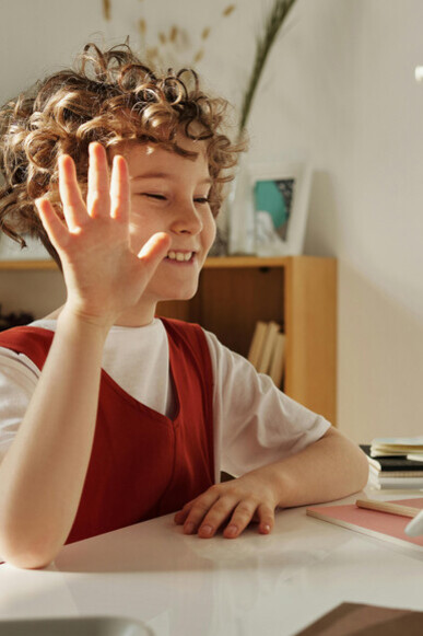 Totói encanta torcedores com suas travessuras e amor pelo flamengo, mostrando como a paixão pelo esporte pode unir gerações