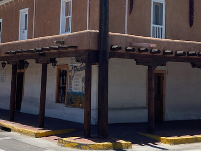 Construcción que mezcla estilo pueblo con influencia colonial española, Taos (Foto de Jorge M. Gonzalez)