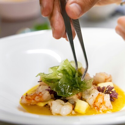 Le pinzette aiutano a mantenere pulito l’impiattamento, evitando sbavature e migliorando l’estetica complessiva