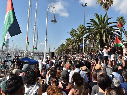 La missione, partita da porti come Barcellona, Genova e Tunisi tra agosto e settembre 2025, ha subito diversi ritardi a causa del maltempo, ma continua nel suo intento di fornire aiuti e sfidare il blocco in uno dei momenti più critici della crisi umanitaria a Gaza. Nella foto i momenti che anticipano la partenza dal porto di Barcellona di una parte della Global Sumud Flotilla