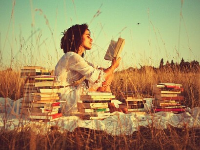 Una chica leyendo en el campo