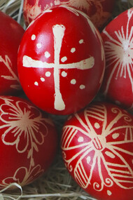 Red Easter eggs: what do the colors symbolize?