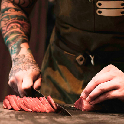 Alimento sendo manuseado. Isso evidencia o papel protagonista da segurança de alimentos desde a produção das matérias primas até o produto chegar à mesa do consumidor