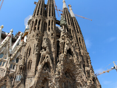 Antoni Gaudí, La Sagrada Familia, Barcelona, España.

Al hacerse cargo del proyecto, Antoni Gaudí lo modificó por entero, salvo la parte ya construida de la cripta 