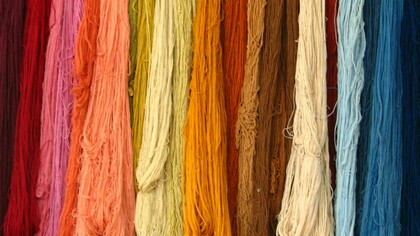 Num mundo cada vez mais global, é fácil assumir que as cores têm significados homogéneos. No entanto, a verdade é bem mais complexa. O branco, por exemplo, é associado à pureza e à paz em muitas culturas ocidentais, sendo frequentemente usado em casamentos. Mas em países como a China ou o Japão, o branco é a cor do luto, da morte e da despedida. Já o vermelho, visto no Ocidente como símbolo de paixão ou perigo, é considerado auspicioso e de boa sorte na cultura chinesa