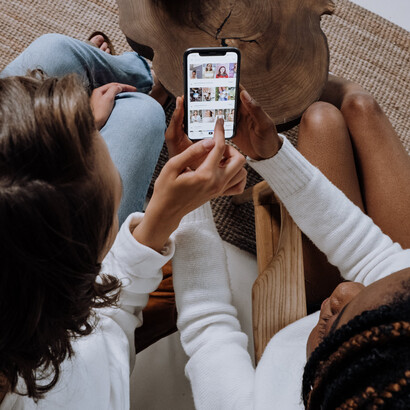 Due amici scelgono insieme i contenuti da postare sui social