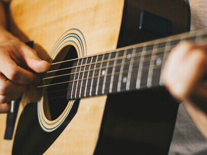 Sur scène ou dans la rue, les gestes du guitariste témoignent d’une passion qui transcende règles, barrières et uniformes