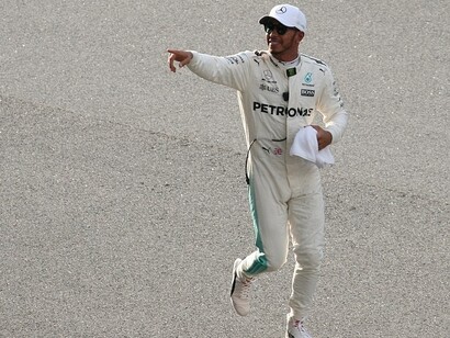 Ne 2022 l'Assemblea plenaria della Camera dei Deputati brasiliana, durante una sessione solenne non deliberativa, ha conferito il titolo di cittadino onorario al pilota britannico di Formula 1 Lewis Hamilton.
L'onore è stato proposto dal deputato federale André Figueiredo (PDT-CE). Il parlamentare ha sottolineato che Hamilton ha vinto il Gran Premio del Brasile di F-1 a San Paolo e ha fatto un giro supplementare del circuito con la bandiera brasiliana, ripetendo il gesto compiuto dal pilota Ayrton Senna nel 1991