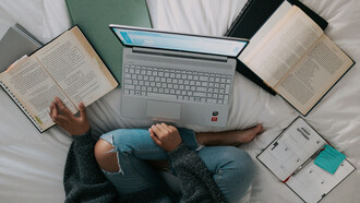 La inteligencia artificial ha dejado de ser una promesa del futuro para convertirse en una presencia activa que redefine nuestra forma de pensar, trabajar y aprender