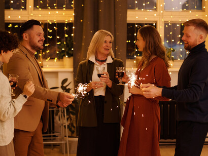 Familiares reunidos em noite de Natal acendem velas para celebrar o momento